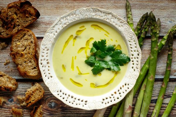 sopa de espárragos saludable para la dieta ayurveda